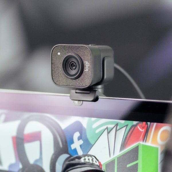 Logitech Webcam - 2.1 Megapixel - 60 fps - Graphite - USB - Retail - 1 Each - Image 3